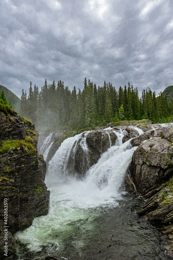 Fototapeta premium Rjukandefoss waterfall with dust and a rock