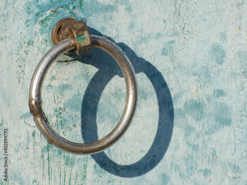 Fotografie Old door knob-knocker. Iron ring as latch on door.