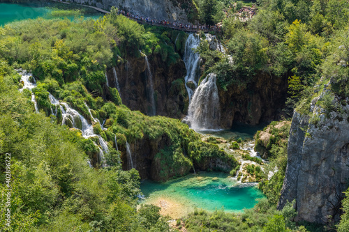 Fototapeta Naklejka Na Ścianę i Meble -  Little colorful lake and beautiful waterfalls in Plitvice Lakes National Park, Croatia