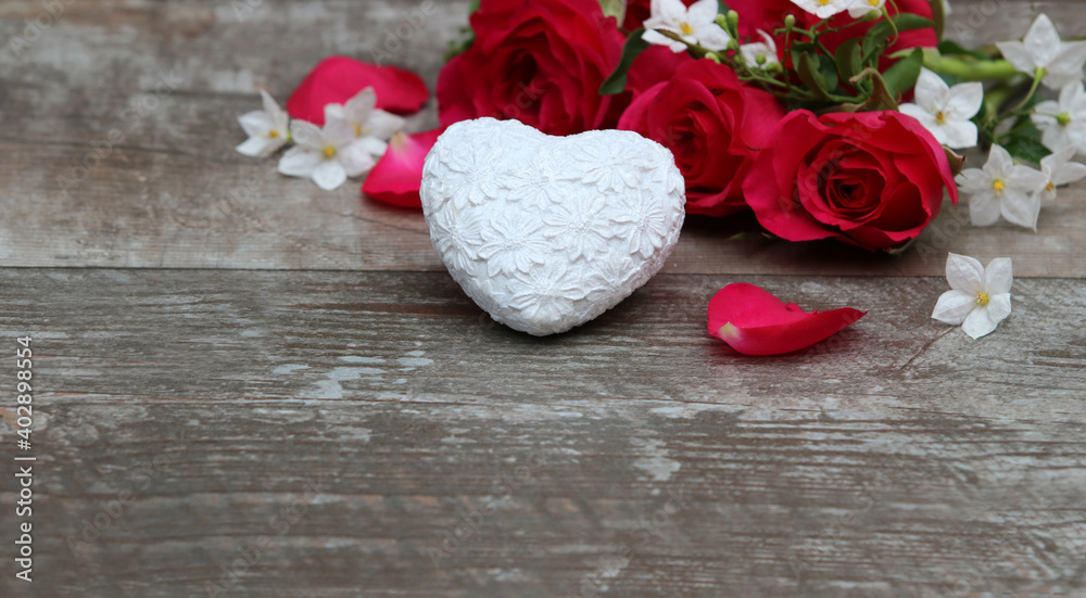 Fototapeta premium Heart with red roses