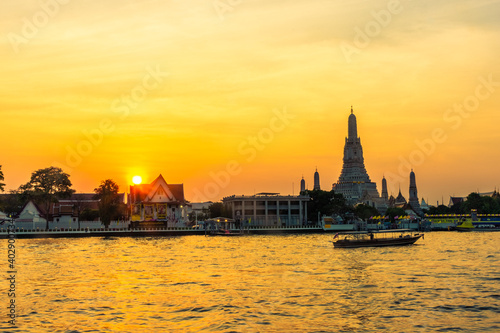 BANGKOK, THAILAND, 8 JANUARY 2020: Beautiful sunset over the Temple of Wat Arun © Stefano Zaccaria