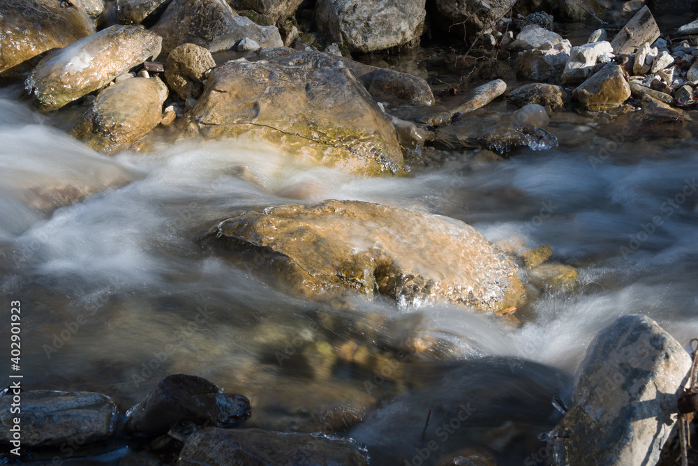 lunga esposizione con l'acqua lungo un torrente in inverno, l'effetto seta che si crea sull'acqua lunga esposizione con l'acqua lungo un torrente in inverno, l'effetto seta che si crea sull'acqua
