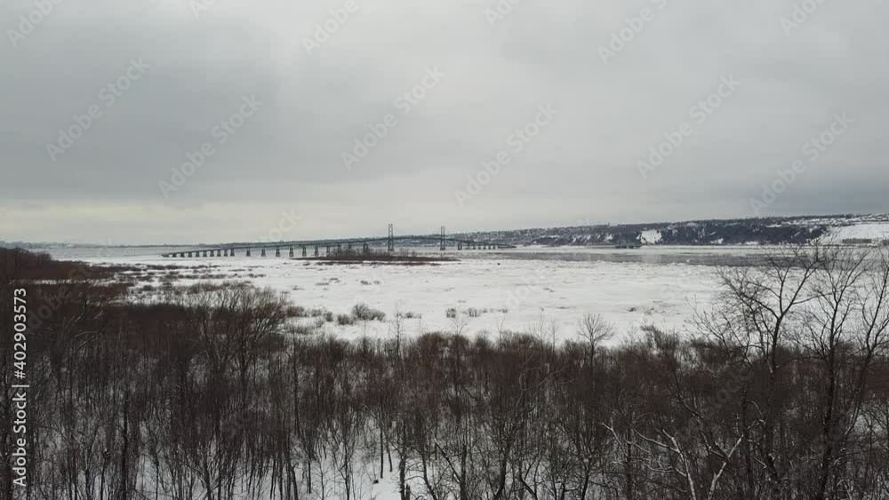 vue aérienne du pont de l'île d'Orléans sur le fleuve StLaurent à