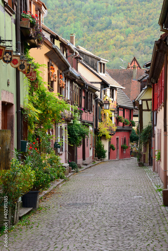 Fototapeta Naklejka Na Ścianę i Meble -  Rue des forgerons à Kaysersberg (68) en Alsace, France – Blacksmiths’ street in Kaysersberg, Alsace, France 