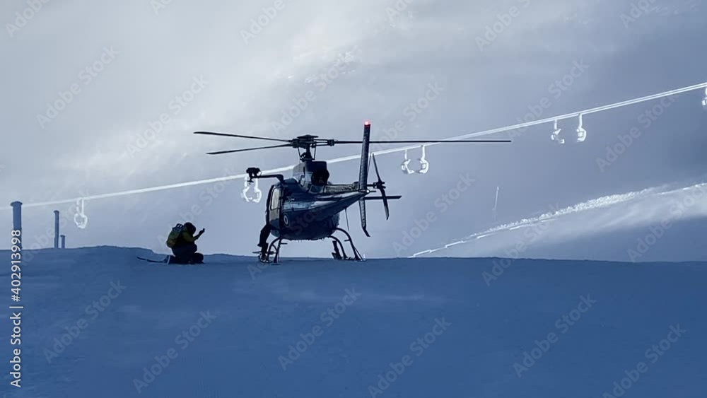 Hélicoptère de secours sur la neige en montagne, Massif Centrale