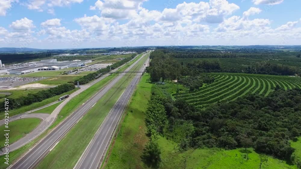 Drone sobrevoa estrada em São Paulo - Brasil e área rural