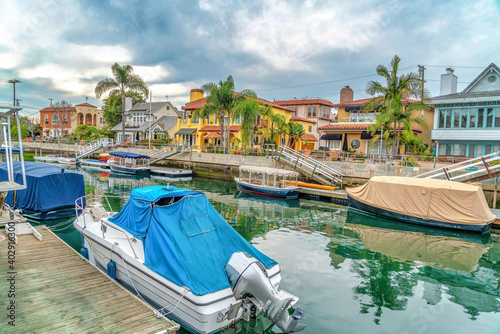 Fotografia Small boats docked on canal in front of elegant houses in Long Beach California