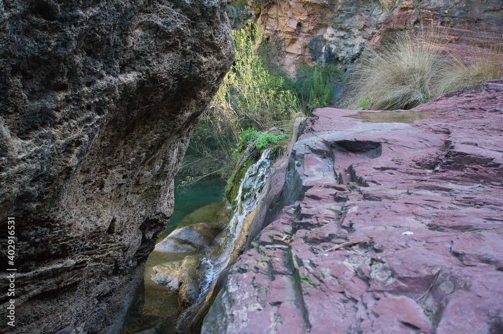 Obraz premium waterfall view between red stones