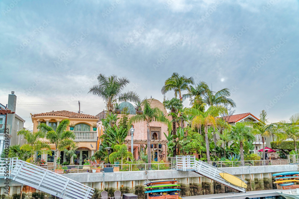 Naklejka premium Houses in Long Beach California neighborhood with splendid waterfront views