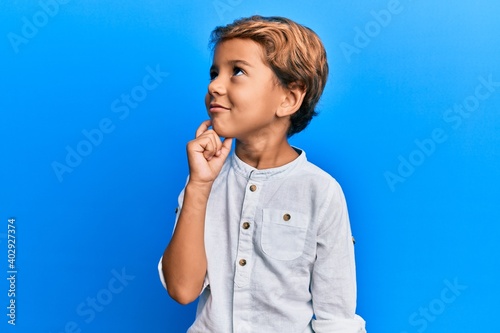 Foto Adorable latin kid wearing casual clothes thinking concentrated about doubt with