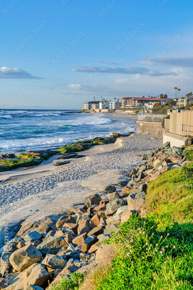 Fototapeta premium Coastal landscape of ocean and waterfront buildings in San Diego California