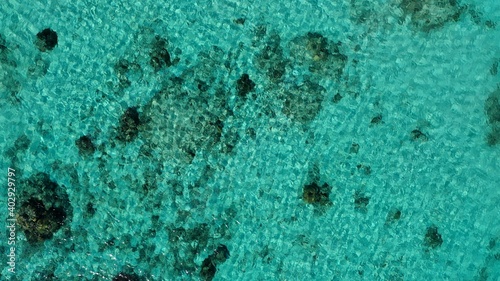 エメラルドグリーンの海面、珊瑚礁