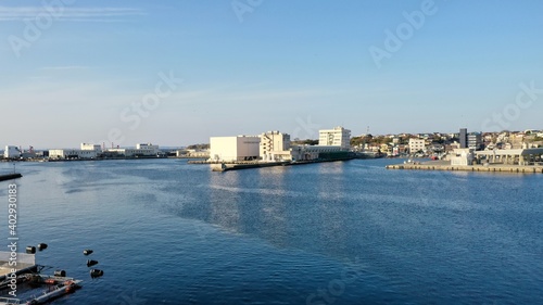 日本の港町、神奈川、三崎港、城ヶ島からのドローンで撮影