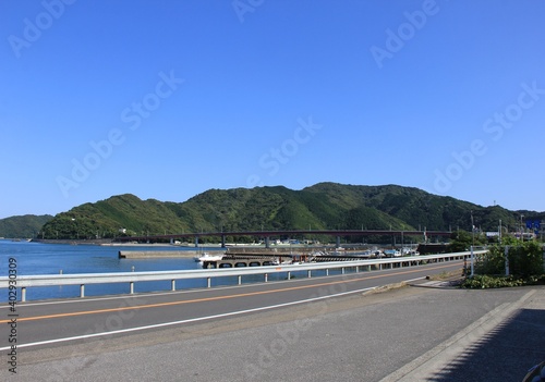 横浪半島の先端と宇佐漁港を繋ぐ「宇佐大橋」のある風景(高知県)