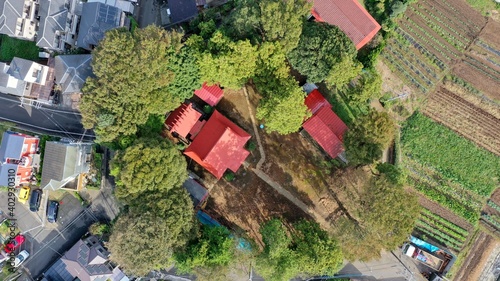 日本のとある町にある小さい神社を上空から撮影