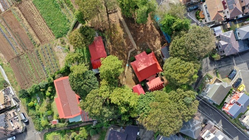 日本のとある町にある小さい神社を上空から撮影