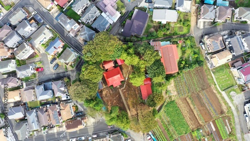 日本のとある町にある小さい神社を上空から撮影