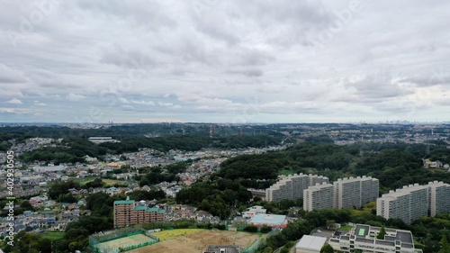 日本の郊外の景色、ドローンで上空から撮影
団地、森、林、空