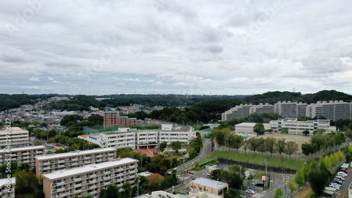 日本の郊外の景色、ドローンで上空から撮影
団地、森、林、空