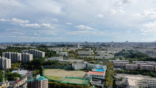 日本の郊外の景色、ドローンで上空から撮影
団地、森、林、空
