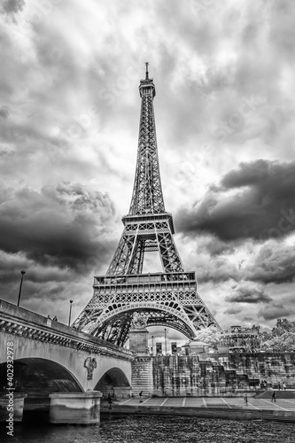 Fototapeta Naklejka Na Ścianę i Meble -  Tour Eiffel en noir et blanc, Paris, France