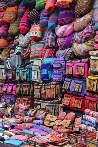 Puesto de artesanías en Perú © Luis