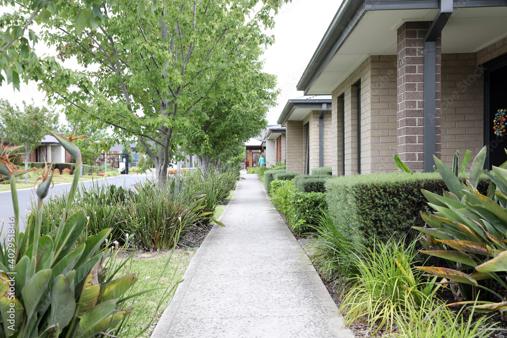 Obraz premium Residential street in Melbourne, Victoria Australia showing trees, footpath and houses