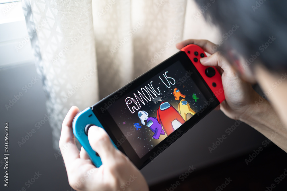 Bangkok, Thailand - December 16, 2020 : A man playing Among Us, the Best  Mobile Game at The Game Awards 2020, on Nintendo Switch. foto de Stock |  Adobe Stock