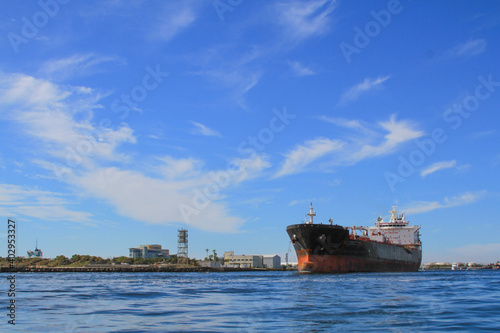 Fototapeta Naklejka Na Ścianę i Meble -  Container Ship in the port,  コンテナ船が停泊中