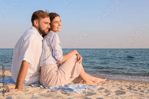 Happy young couple on sea b...