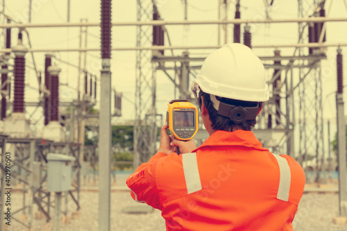 The heat meter is in the hands of engineers. To measure the heat inside a high voltage substation