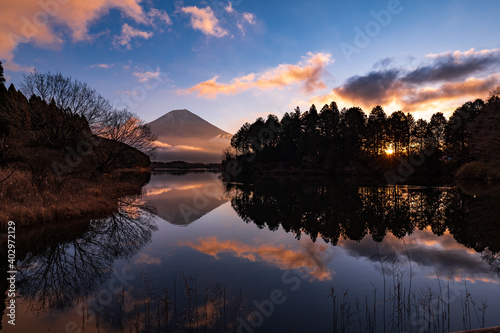 冬の夜明けの田貫湖と富士山 1月