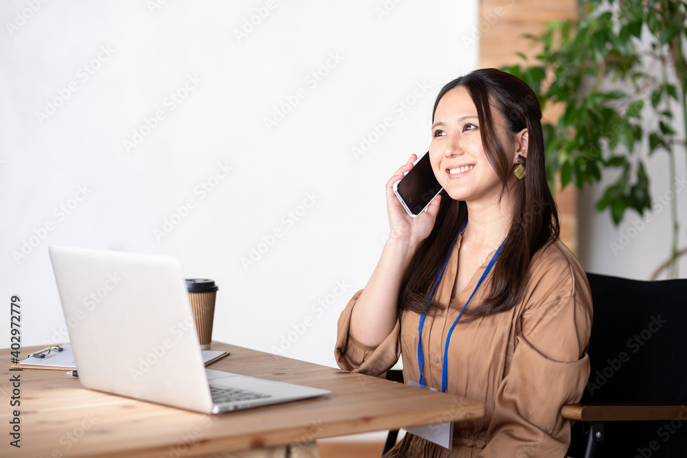 オフィスでスマホを使うビジネスウーマン
