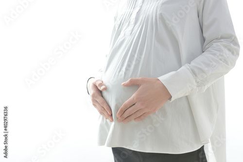 お腹に手をそえる妊婦・マタニティーイメージ