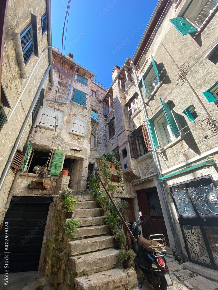 Rovinj Istrien Kroatien Adria Mittelmeer - Altstadt mit Häuser und Gassen im Sommer