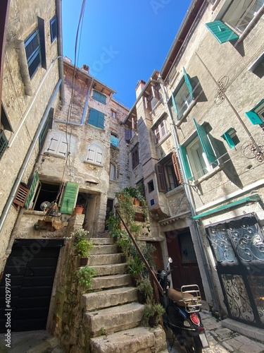Fototapeta Naklejka Na Ścianę i Meble -  Rovinj Istrien Kroatien Adria Mittelmeer - Altstadt mit Häuser und Gassen im Sommer