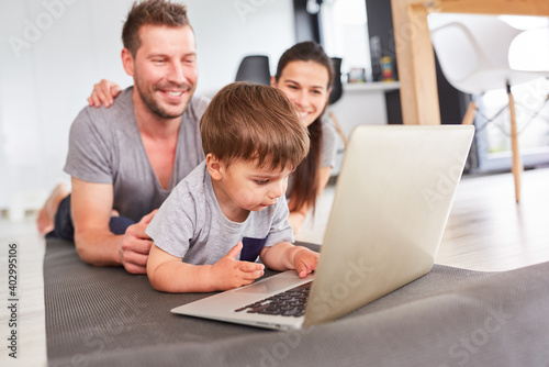 Familie und Kleinkind am Laptop Computer