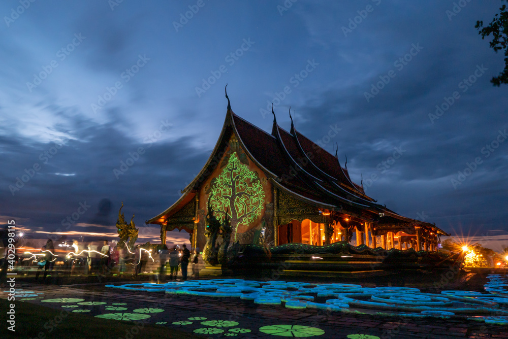 Obraz premium Temple Sirindhorn Wararam Phuproud in Ubon Ratchathani Province at twilight time,Thailand