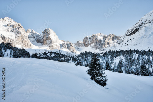 Weisse Berge im Winter in den Dolomiten © Elias Kostner