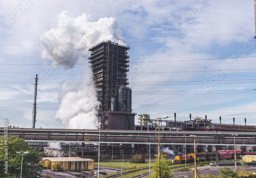 Obraz na płótnie Smoke from the coke oven (HUTA) in the industrial area of Duisburg, Germany w salonie