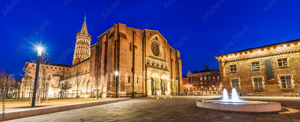 Obraz premium The Basilica of Saint Sernin illuminated at night, in Toulouse in Occitanie, France