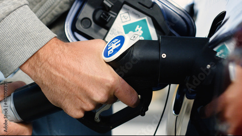 Bilde på lerret fuel cell Hydrogen Car at hydrogen gas station is being fueled