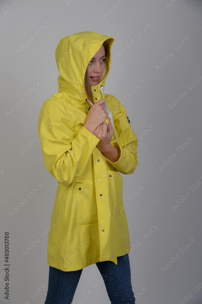 frau in gelber regenjacke regenmantel regencape Stock Photo | Adobe Stock