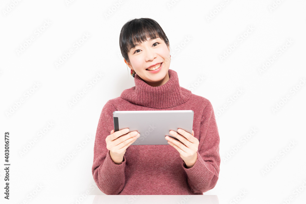 タブレットを使う笑顔の女性 タブレットを使う笑顔の女性