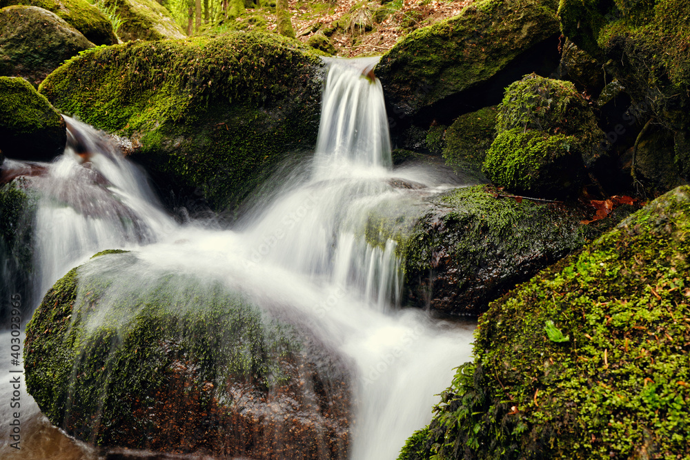 Wasserfall mit großen Steinen mit Moos Wasserfall mit großen Steinen mit Moos