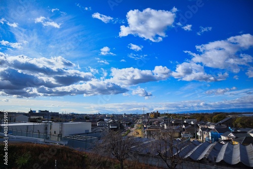 晴れた日に高台から眺めた街の風景