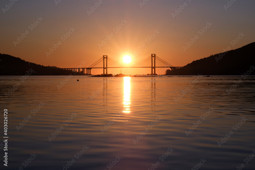 Puesta de sol tras el puente de Rande en la ría de Vigo