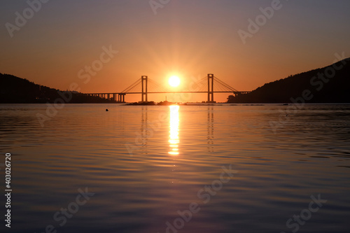 Puesta de sol tras el puente de Rande en la ría de Vigo