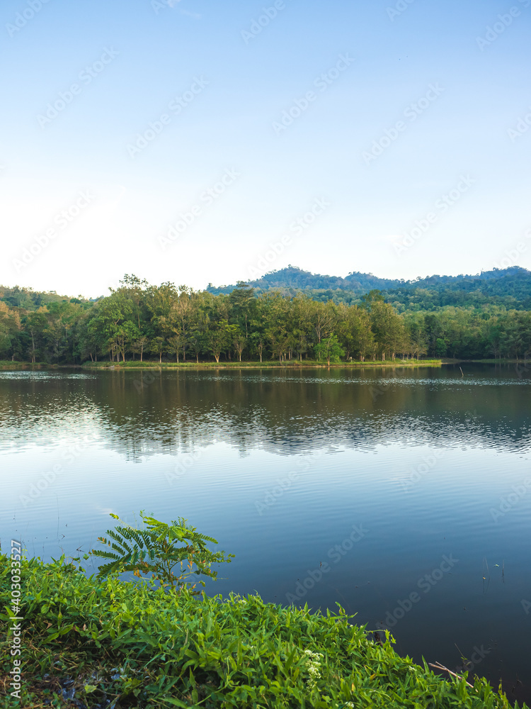 Obraz premium beautiful landscape of mountain lake under the morning sunlight at Chet Kod-Pong Kon Sao, Khao Yai National Park, Saraburi, Thailand.