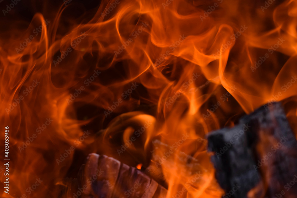 Fototapeta premium Feuer und Flamme in einem sinnlichen Spiel